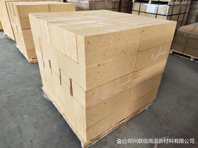 高铝砖种类及应用场景解析 耐火高铝砖作为工业窑炉的关键耐火材料,因
